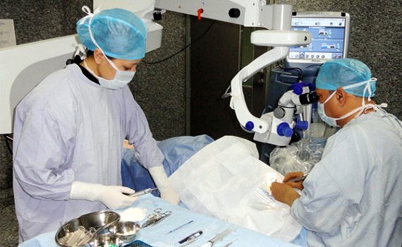 doctors-attending-patient-1-delhi