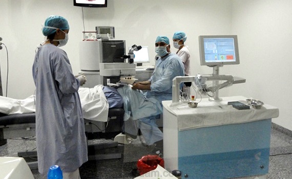 doctors-attending-patient-delhi