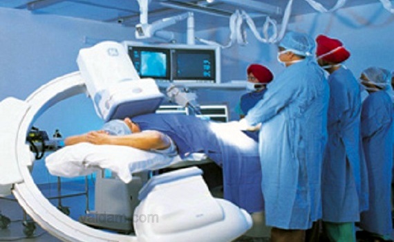 doctors_performing_task