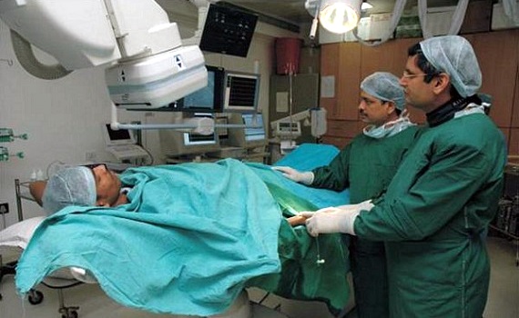 doctors_performing_task_0
