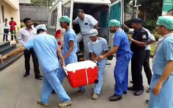 donor_heart_being_transported_to_the_ot_at_fortis_hospital_mulund