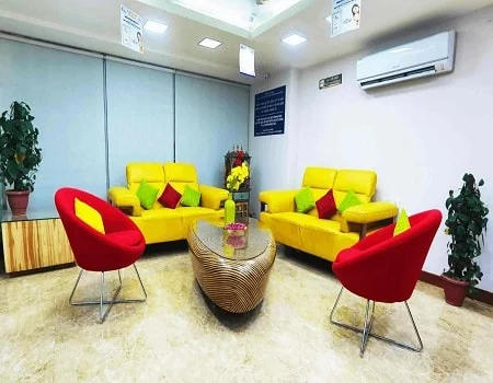 medicover_noida_sitting_area-min